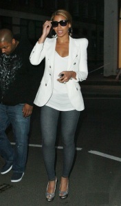 Beyonce pairs a classic white blazer with jeggings